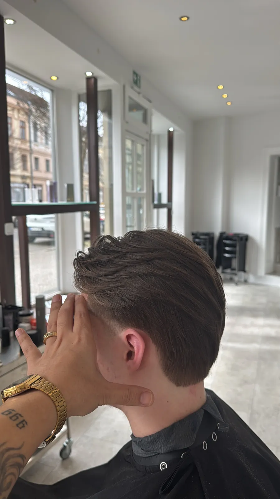Schnitt im Detail — Fade, Stylist bei der Arbeit