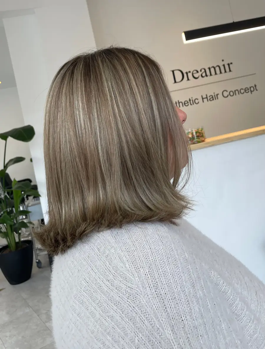 Aschblonder Bob mit Strähnen, gefärbt bei Dreamir in Potsdam